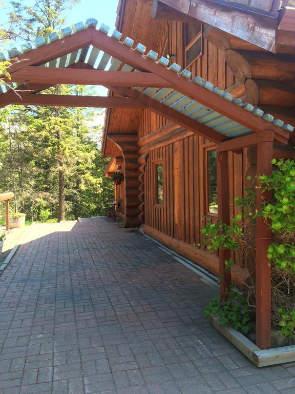 Hitching Post Resort Kelowna Exterior photo